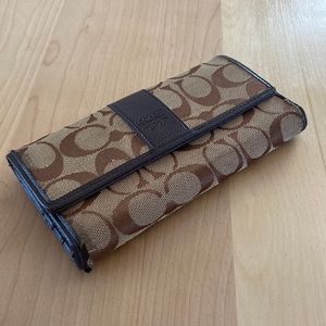 Coach wallet, worn! Brown and beige. The traditional C pattern with leather.